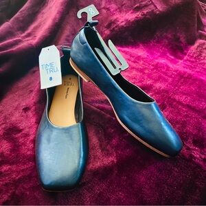 Classic black closed toe shoes/flats. Size 8.